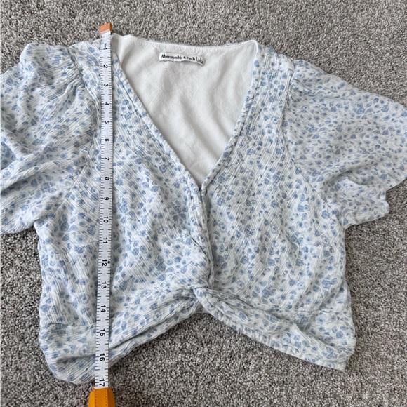 Abercrombie & Fitch Blue & White Floral Knot Crop Top, Flutter Sleeve - Large - Picture 10 of 13
